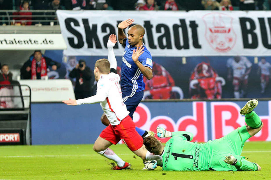 Werner kommt ohne Kontakt von Fährmann zu Fall und bekommt einen Elfmeter.