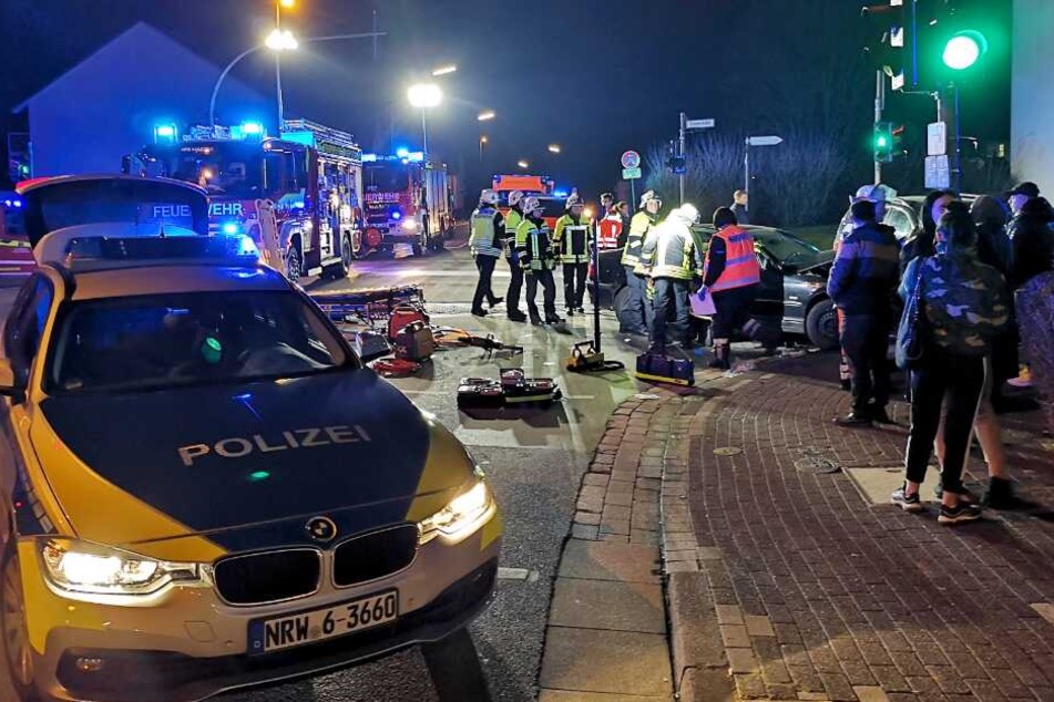 Zahlreiche Schaulustige guckten den Einsatzkräften bei ihrer Arbeit zu.