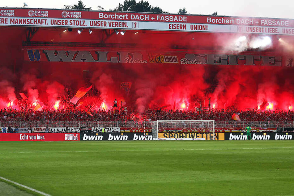 Die Fans des 1. FC Union Berlin zündeten viele bengalische Fackeln.
