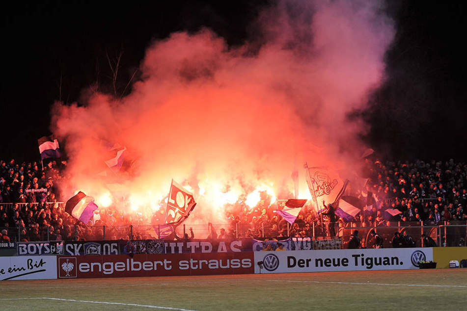 Schon vor dem Spiel wurde im Gästeblock Pyro gezündet.