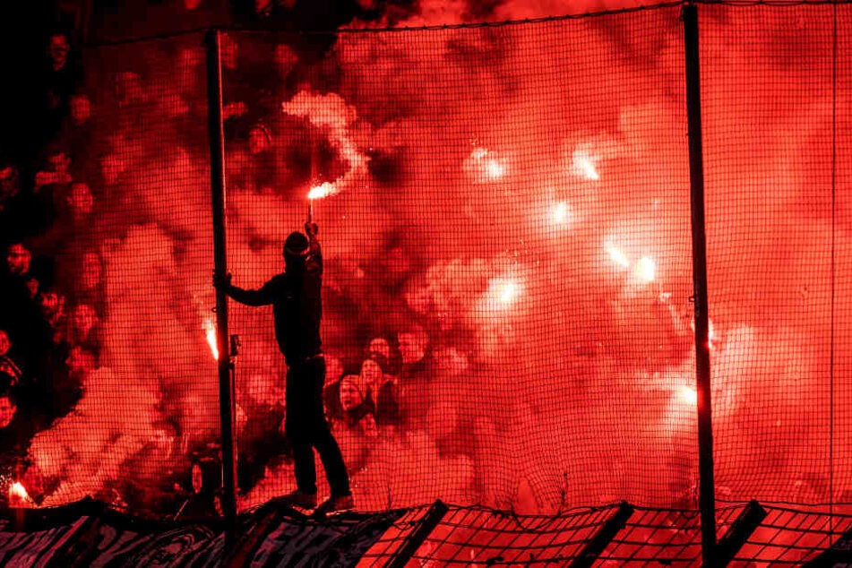 Die Fans vom DSC zündeten insgesamt 17 bengalische Feuer während des Spiels.