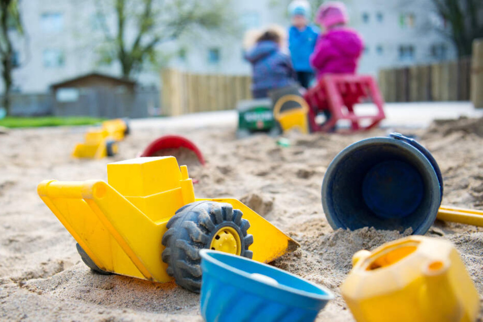 Kinder spielen im Sandkasten. (Symbolfoto)
