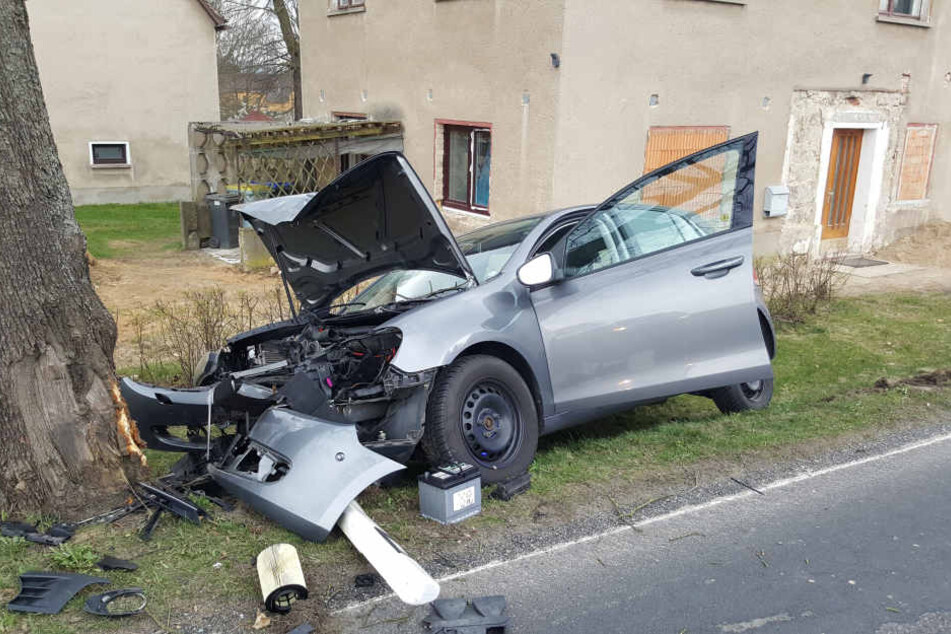 Die Fahrerin krachte mit ihrem Golf gegen einen Baum.