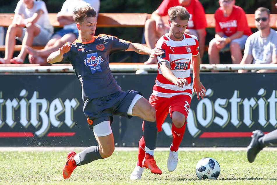 FSV-Angreifer Daniel Gremsl (r.) kämpft mit Maximilian Cherouny um den Ball.