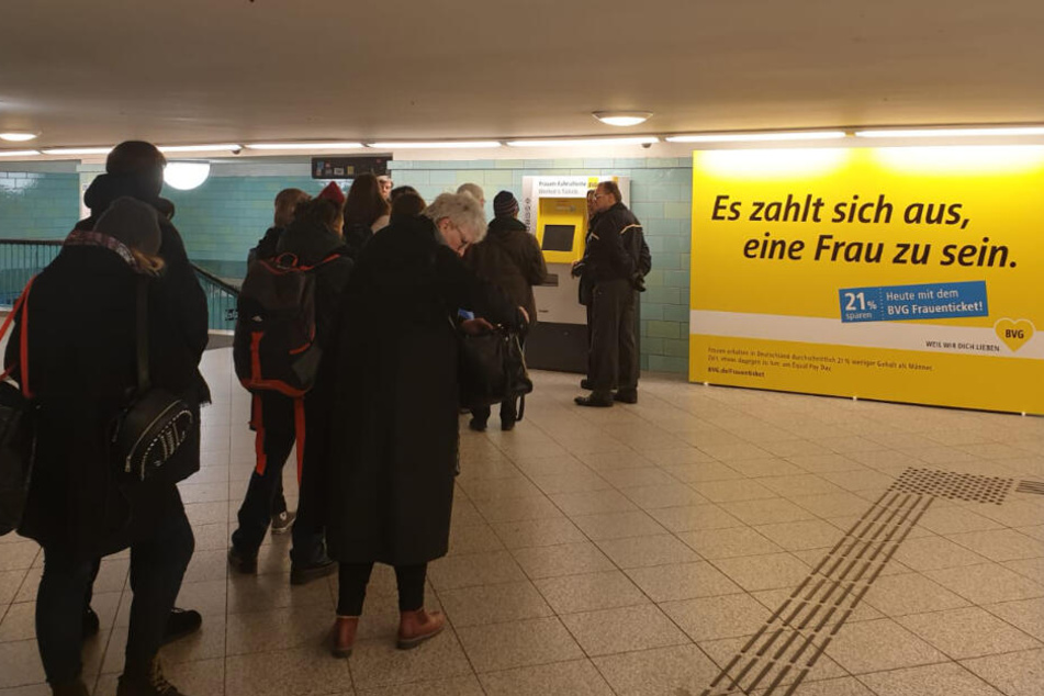 Wartende Frauen vor dem besonderen Ticket-Automaten. Am frühen Morgen soll die Schlange die Zwischenetage des U-Bahnhofs am Alexanderplatz eingenommen haben.