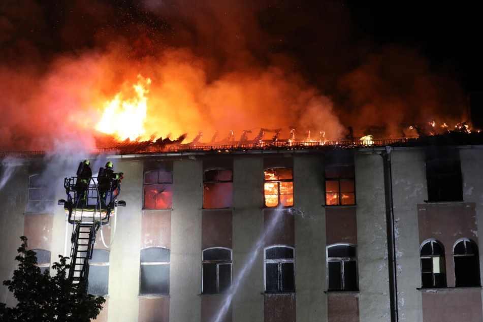 Haus Brennt In Gera Komplett Aus Schaulustige Drehen Hydranten Ab