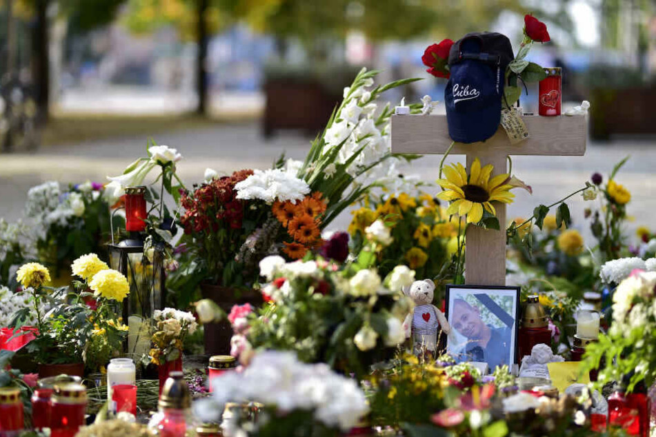 Blumen und Kerzen erinnerten am Tatort an das schreckliche Verbrechen.