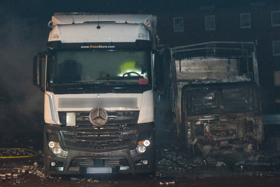 Die Lkw wurden bei dem Brand komplett zerstört.