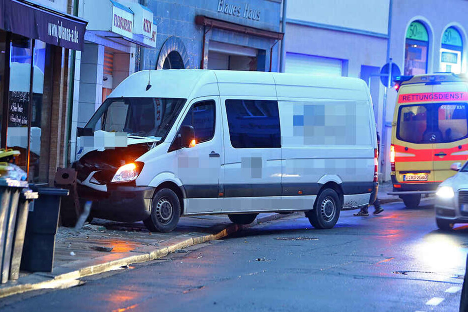 Der Transporter krachte ungebremst in eine Hauswand.