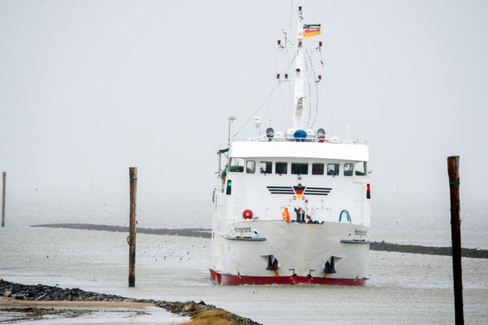 Eine Fähre steuert Wangerooge an.