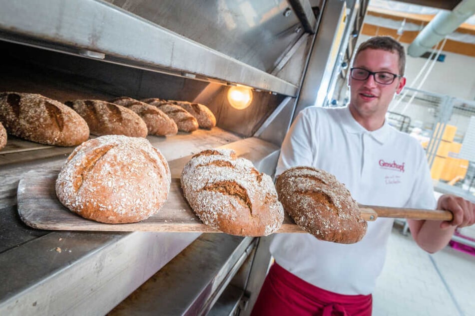 Bäcker David Böhme (29) holt die frischgebackenen Bier-Brote in der Bäckerei Groschupf aus dem Ofen.