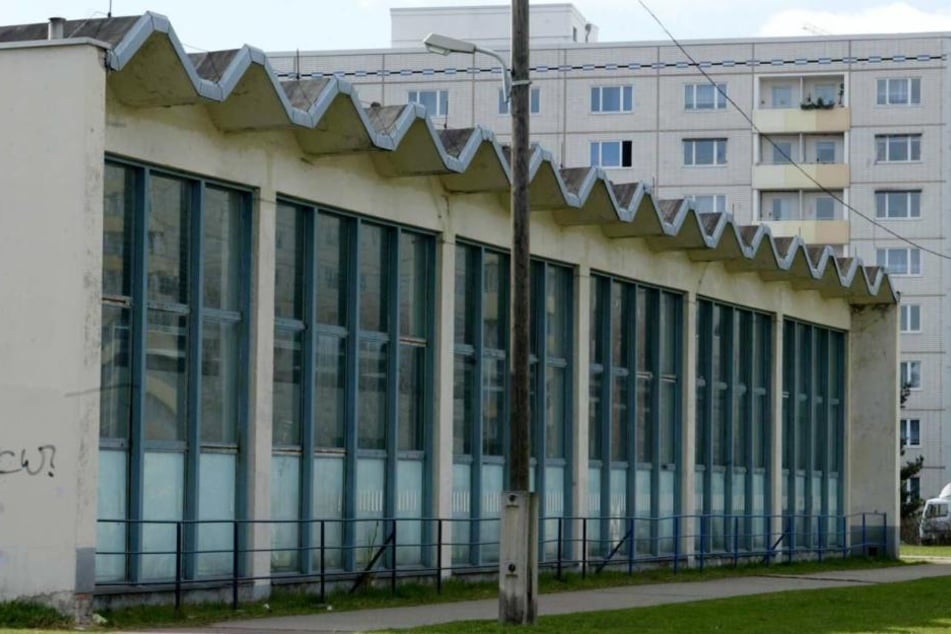 In der Nähe der Schwimmhalle Steinstraße wollte der Täter einen 18-Jährigen ausrauben, doch der wehrte sich extrem. (Symbolbild)