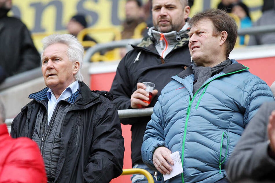 Reinhard Häfner (l., hier mit seinem ehemaligen Mitspieler Udo Schmuck) ist bei jedem Dynamo-Heimspiel im DDV-Stadion.