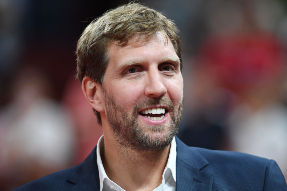 Ex-NBA-Superstar Dirk Nowitzki hat nach seinem Karriereende erstmal die Beine hochgelegt.