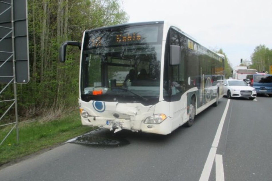 Der Bus wurde im Frontbereich stark beschädigt.