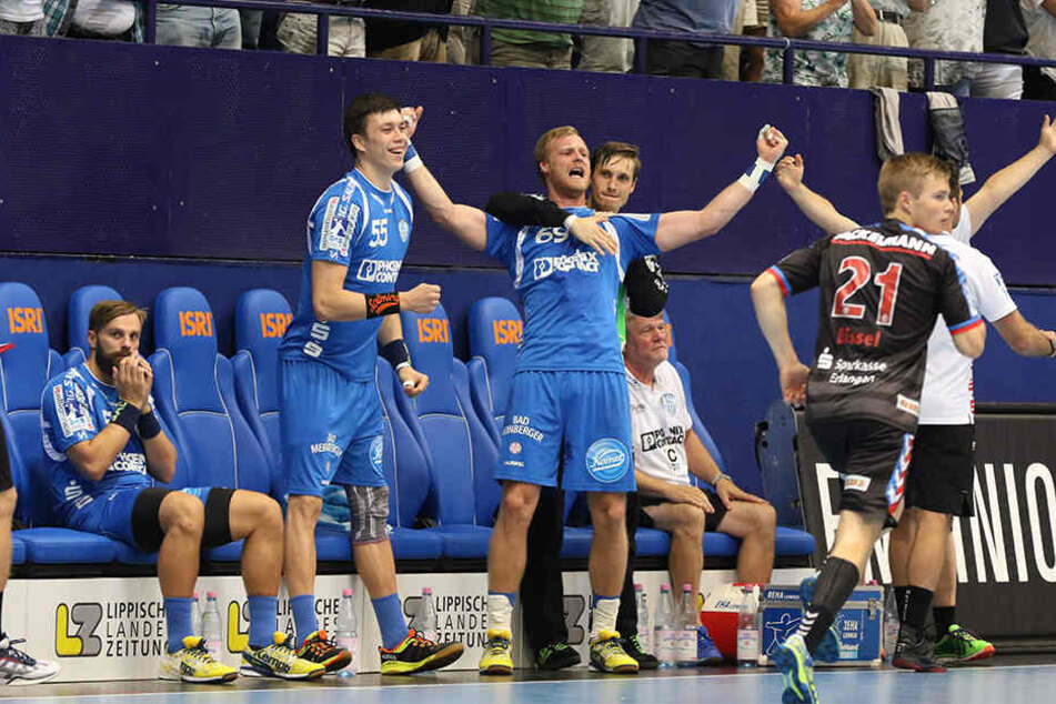 Azat Valiullin (Nr. 55), Christian Klimek (Nr. 69) und Torwart Jonas Meier haben allen Grund zum Jubeln.