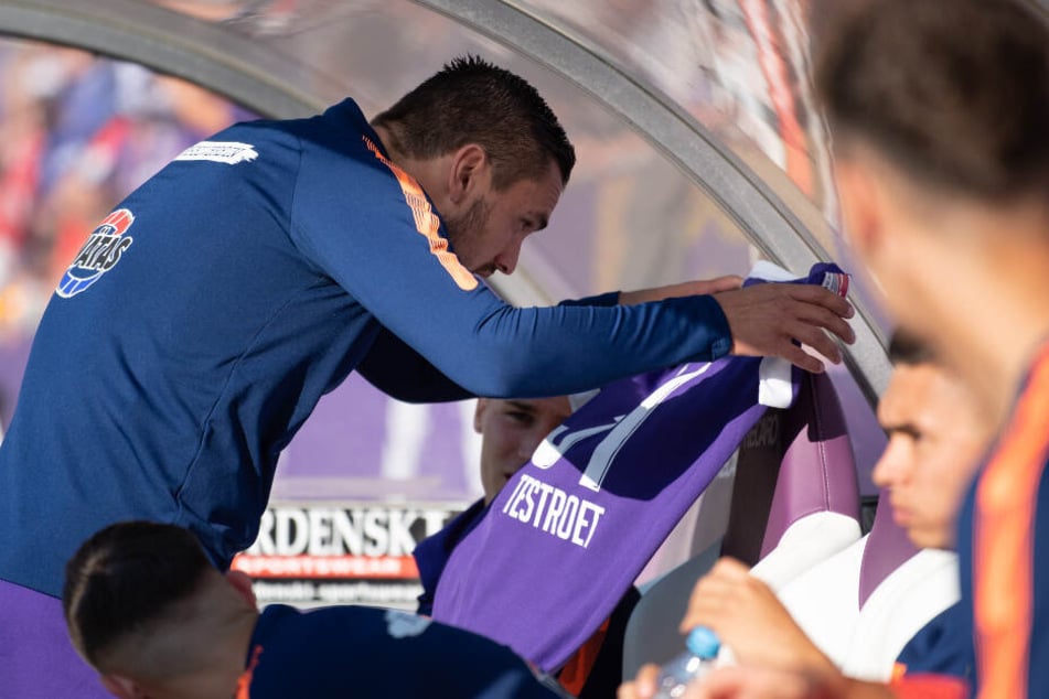 Aues Pascal Testroet legt sein Trikot auf die Ersatzbank.