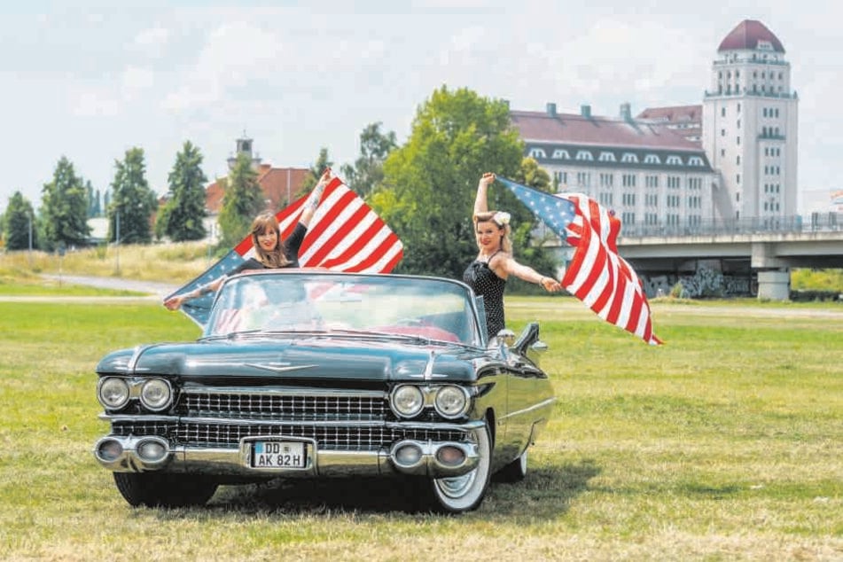 Drei Mädels: Sarah 28, (l.) und Katja (28) schwenken in Cadillac-Lady "Christine" die amerikanische Flagge.
