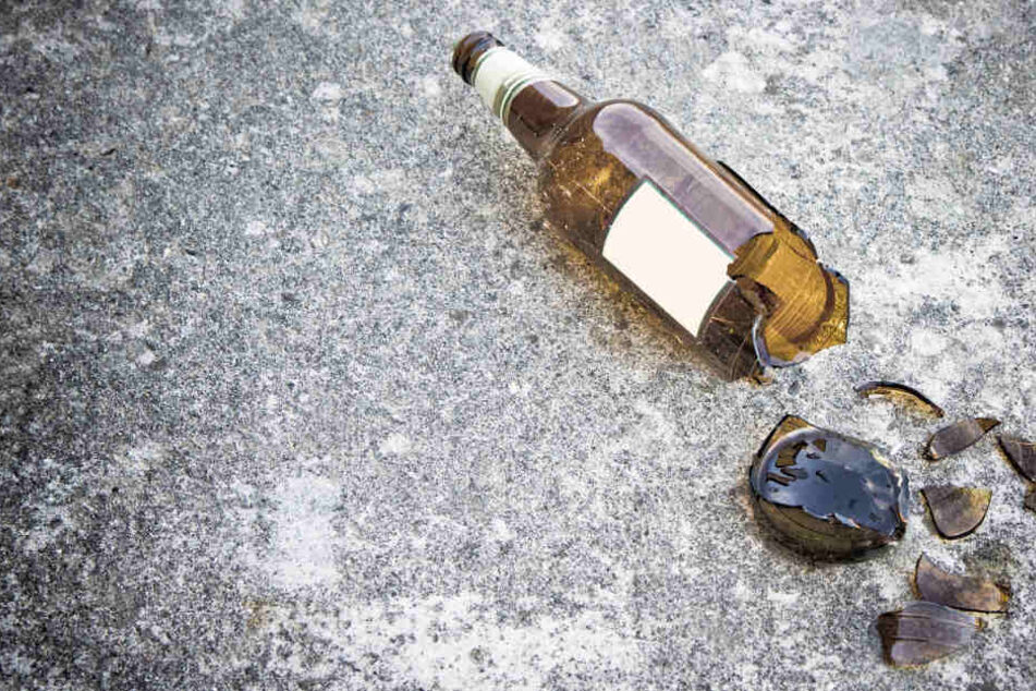Obwohl dem Hund nichts passierte, bekam der Autofahrer eine Bierflasche übergezogen. (Symbolbild)
