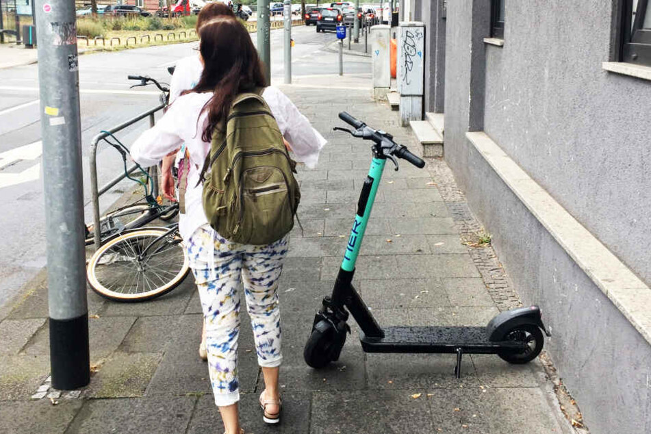 Ein Roller des Anbieters "Tier" steht im Weg (Symbolbild).