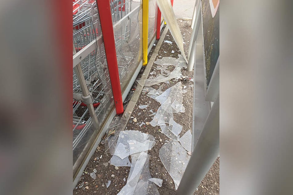 Insgesamt wurden etwa 16 Scheiben bei der Tat beschädigt.