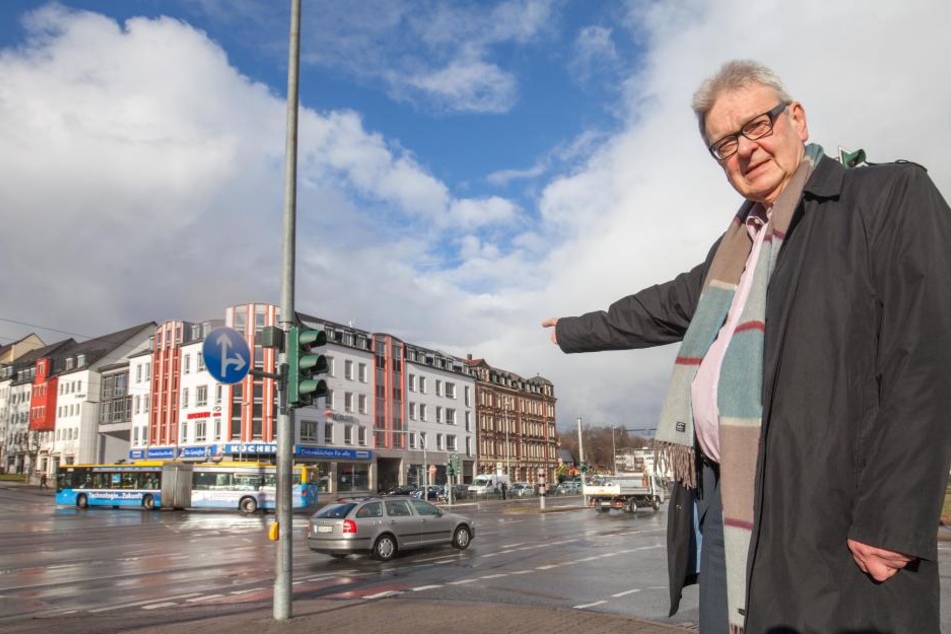 Busse und Bahnen haben an der Kreuzung Zwickauer, Goethe- und
Barbarossastraße Vorfahrt, Autos das Nachsehen, kritisiert Roland Katzer (66,
AfD).