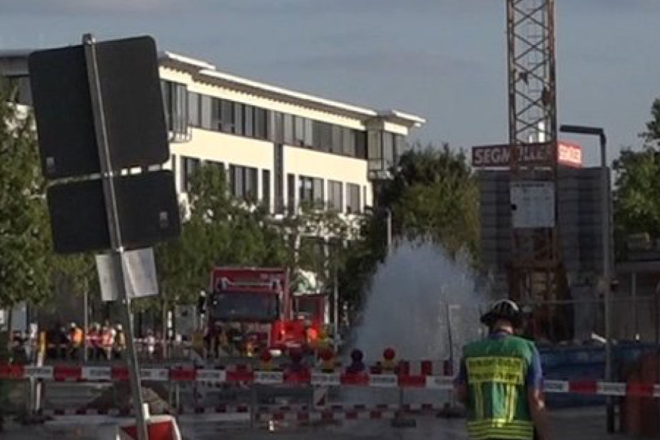 Die Wassermassen unterspülten den Kran vollständig.