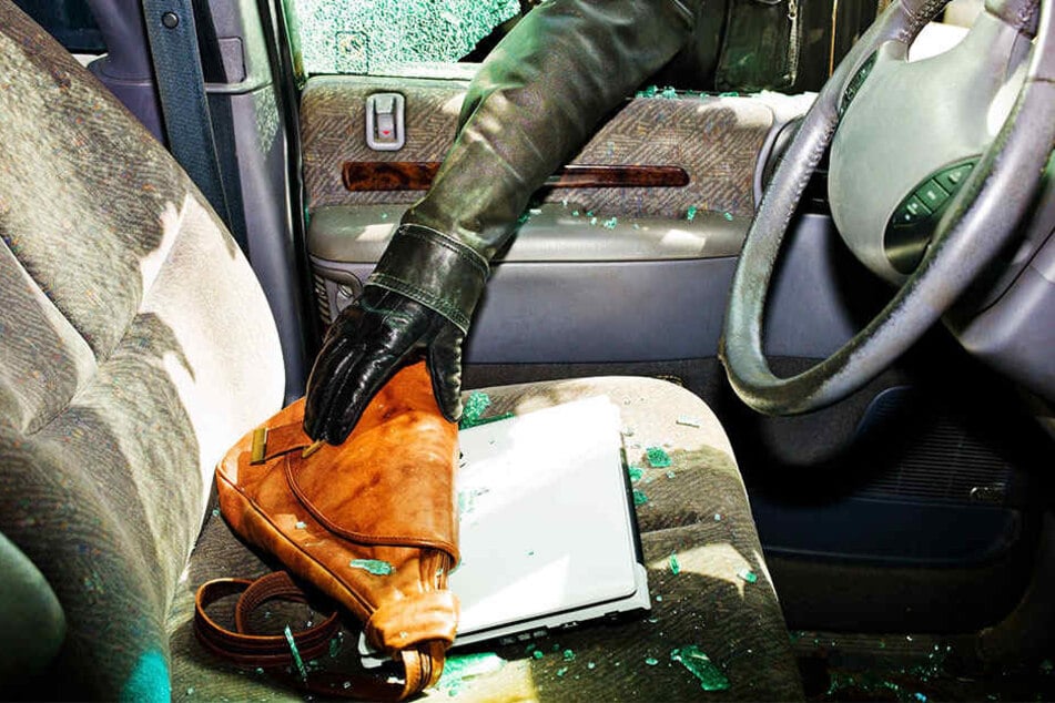 Der Dieb zerschlug die Scheibe des Firmenwagens und erbeutete so den Rucksack der Frau, sowie ihr Auto. (Symbolbild)