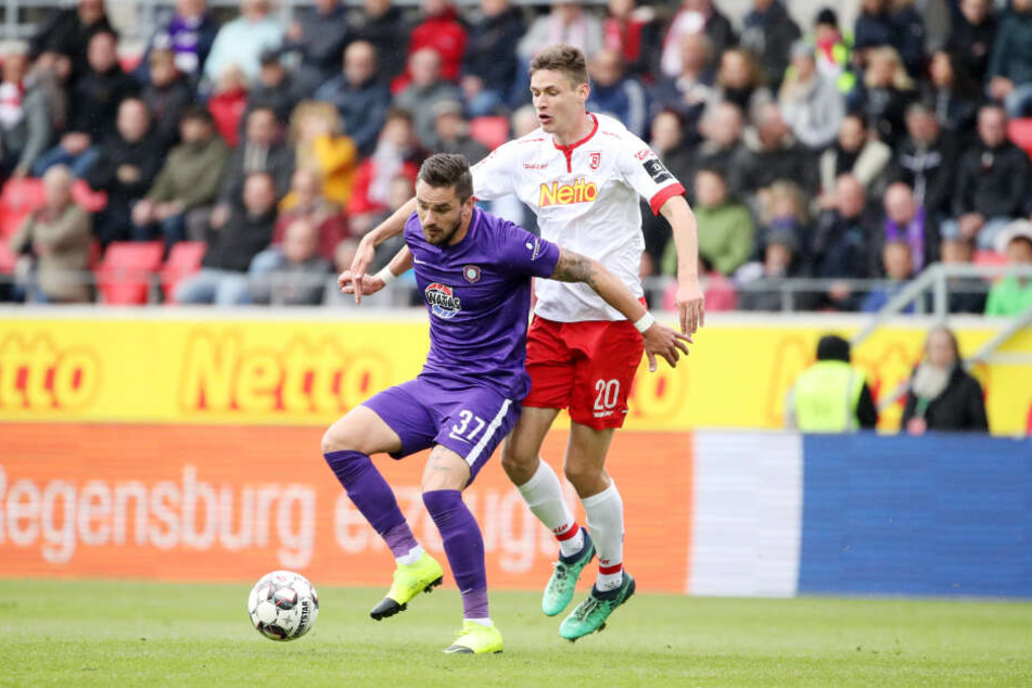 Pascal Testroet (mit Maximilian Thalhammer) traf zum 1:0 für die Veilchen.