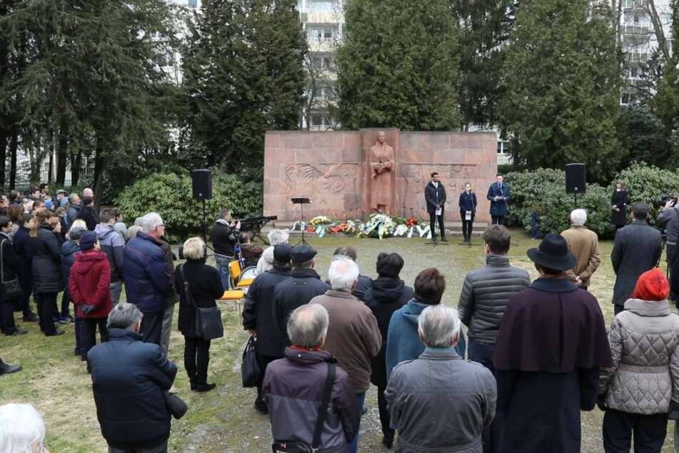 Der Gedenktag startet traditionell mit einer Kranzniederlegung auf dem Städtischen Friedhof.