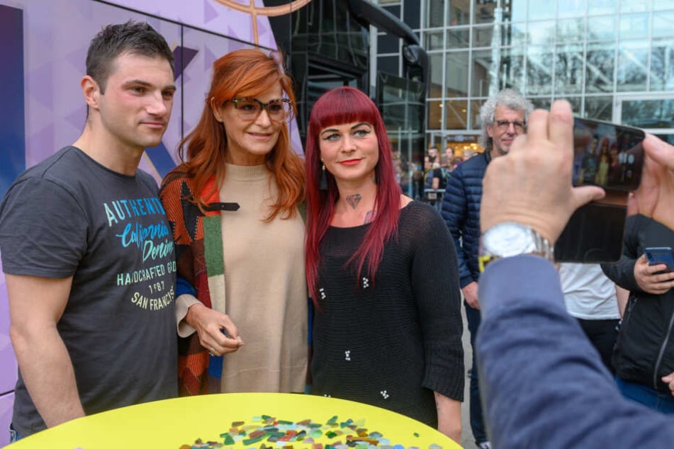 Fans machen Fotos mit Andrea Berg (53).