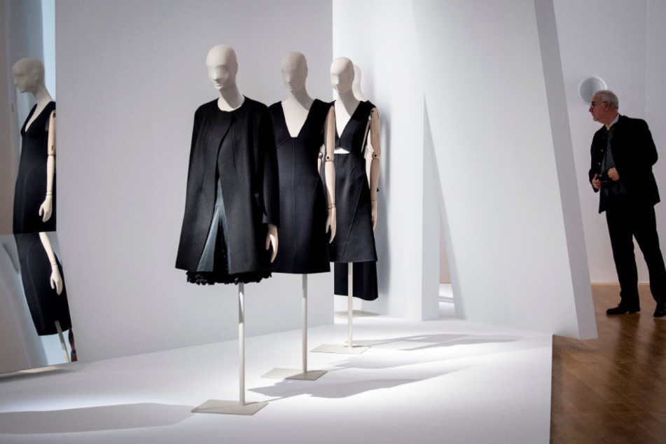 Eine Ausstellung in Frankfurt am Main hat Mode von Jil Sander gezeigt.