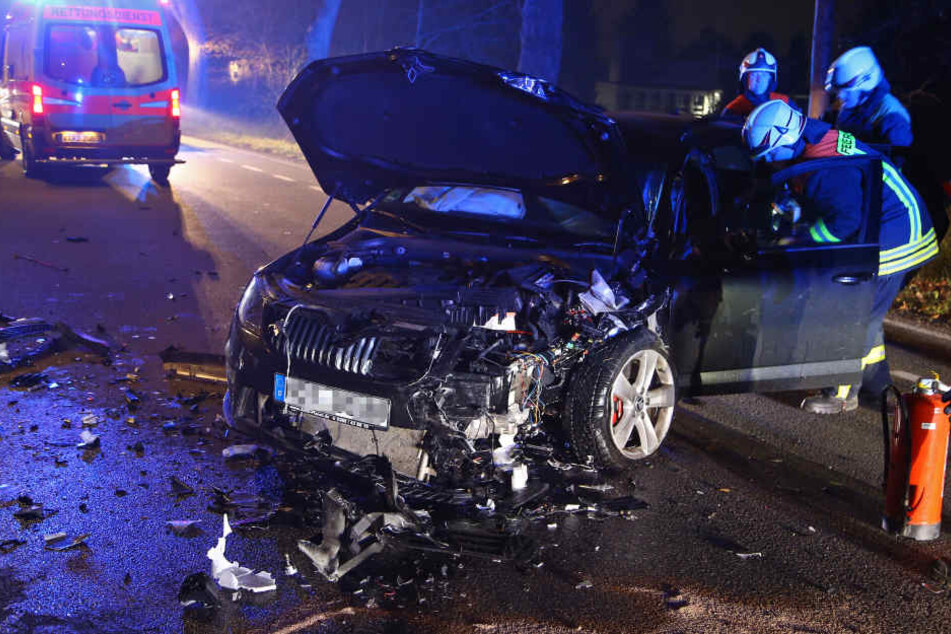 Der Skoda des Unfallverursachers wurde bei dem Aufprall komplett demoliert.