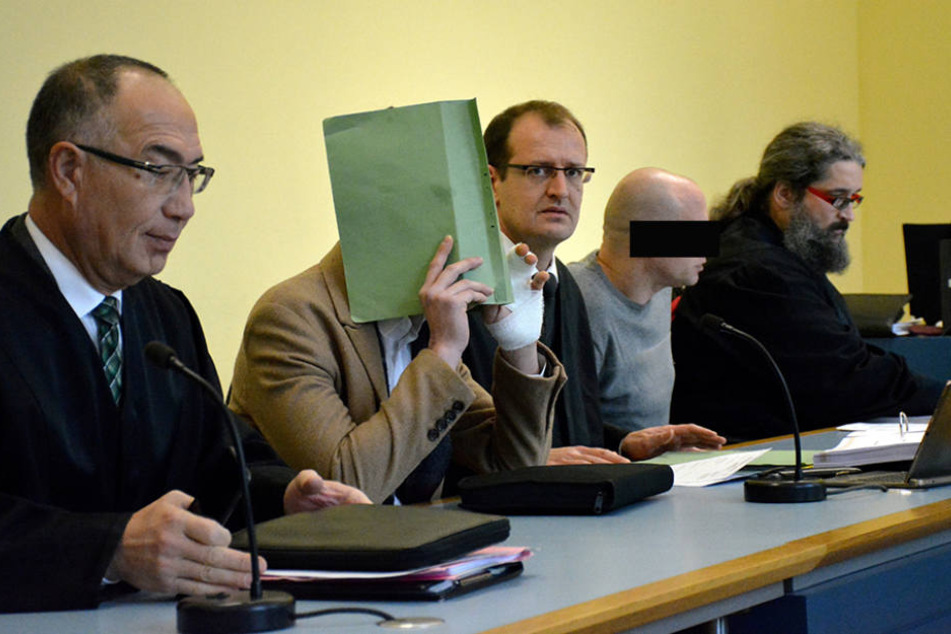 Weil ein Angeklagter gestern fehlte, wurde der Prozess verschoben.