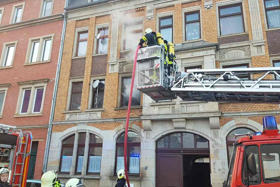 Mit der Drehleiter musste die Feuerwehr das brennende Kinderzimmer in Riesa löschen.