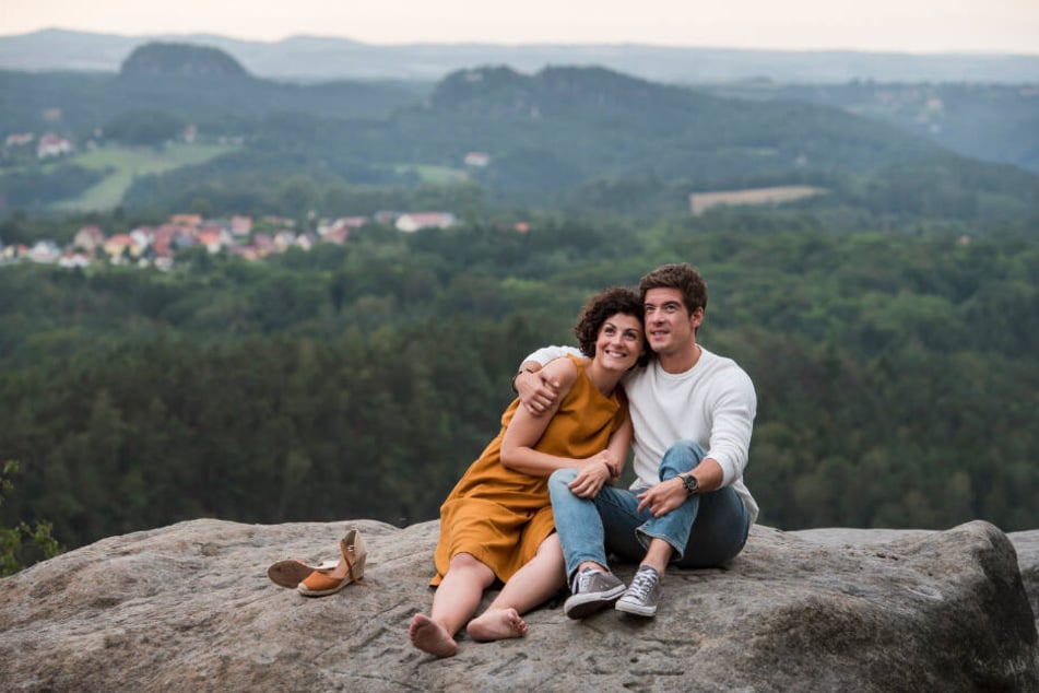 Philipp Danne (34) und Schauspielkollegin Liza Tzschirner (32) beim Dreh in der Sächsischen Schweiz.
