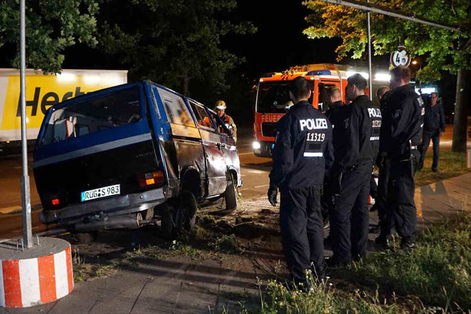 Die Feuerwehr holte den zertrümmerten Wagen vom Straßenrand.