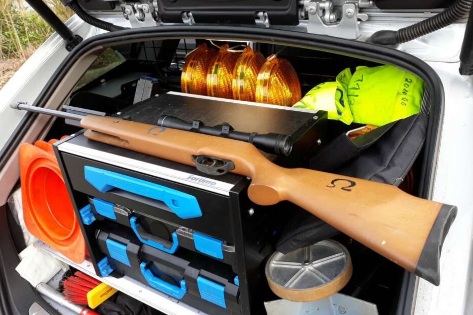 Ein Luftgewehr liegt im Kofferraum eines Polizeiautos (Archivbild).