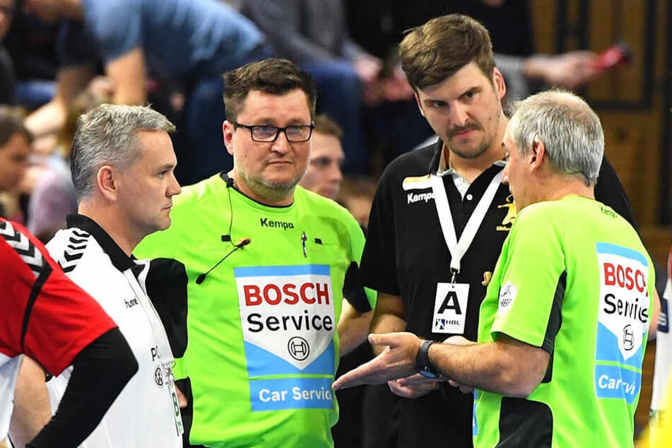 Die Schiris erklären Hamms Sportchef Kay Rothenspieler (l.) und Dresdens Co-Trainer Rico Göde ihre Entscheidung.