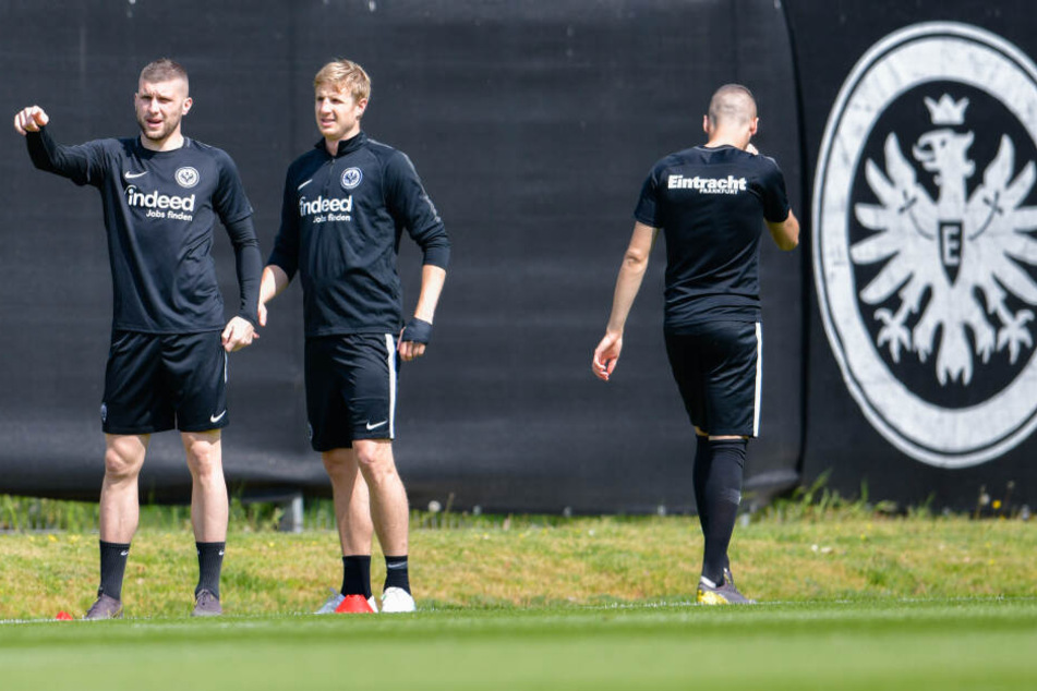 Martin Hinteregger (Re.) und Eintracht-Teamkollege Ante Rebic beim Training der SGE.