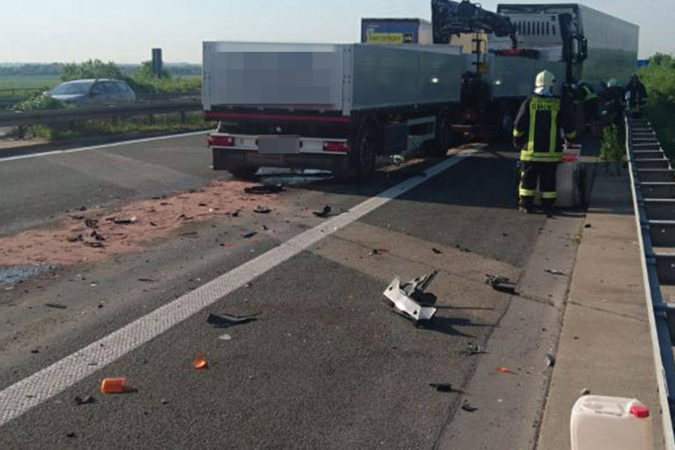 Ein Lkw fuhr an einem Stauende auf einen anderen Sattelzug auf, der wiederum auf einen dritten Lkw geschoben wurde.