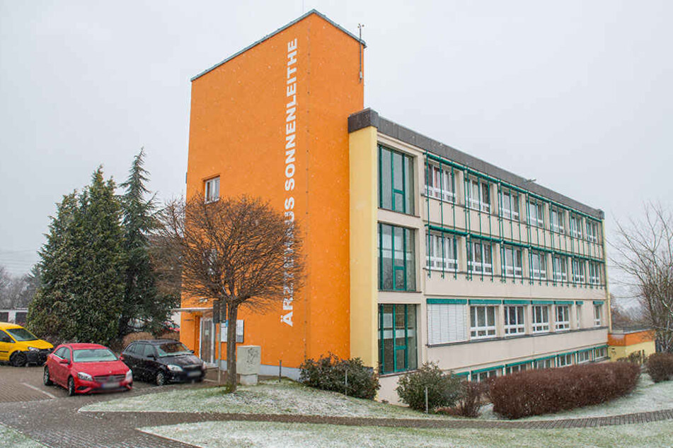 Im Ärztehaus in Schwarzenberg habe ein Mann das Kind gegen eine Tür gedrückt und sexuell missbraucht.