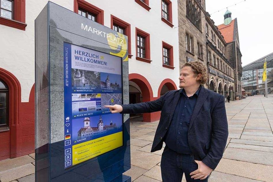 Stadtrat Lars Fassmann (41, Vosi/Piraten) hält nicht viel von den Info-Stelen. Insgesamt 15 will die Stadt bis 2020 errichten.
