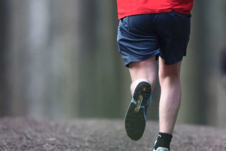 Nichtsahnend lief der Jogger an zwei Personen vorbei. Als er stürzte, sollte ihm ein schlimmes Schicksal ereilen.