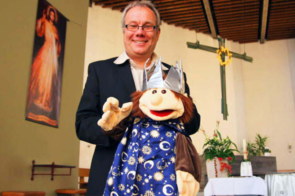 Ulrich Martinschledde vom Pastoralverbund Herford präsentiert einen der Heiligen drei Könige.