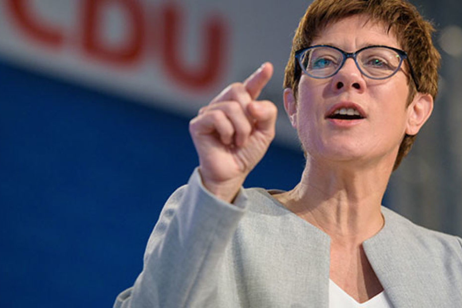 Die saarländische Ministerpräsidentin Annegret Kramp-Karrenbauer nimmt bei Abschiebungen den Bund in die Pflicht.