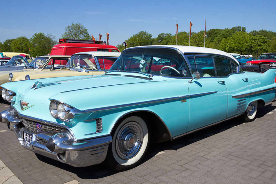 Einen Cadillac, vermutlich ähnlich wie dieser, fand die Polizei am Montag auf der A2. (Symbolbild)