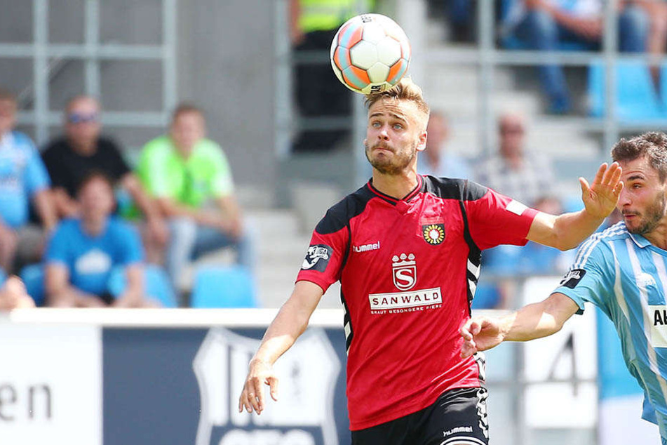 Lucas Röser (links) ringt hier mit dem Chemnitzer Kevin Conrad um den Ball.