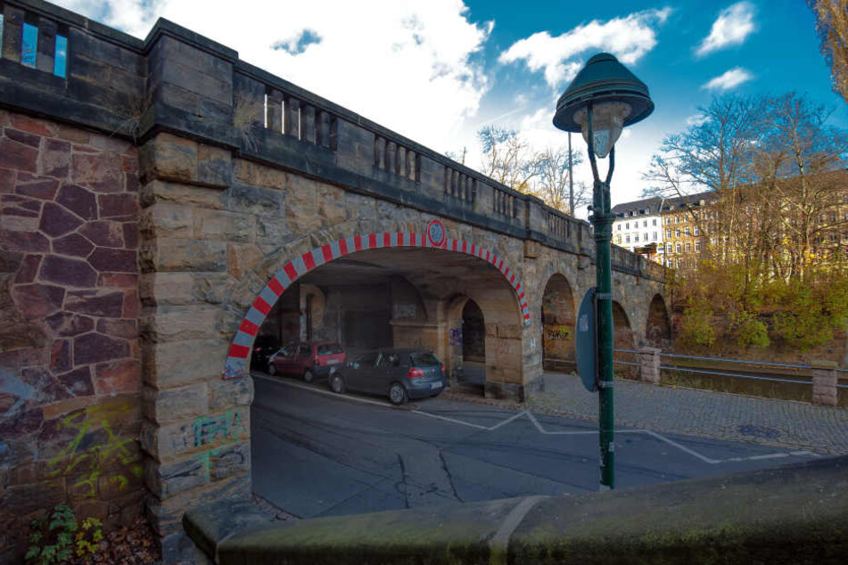 Die Kaßbergauffahrt trägt seit Sommer 2017 den Namen "Karl-Schmidt-Rottluff-Brücke" und sollte im Frühjahr für kapp drei Millionen Euro saniert werden.