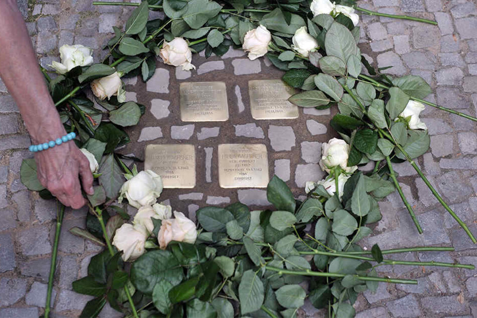 Bauarbeiter entfernten die am Mittwochvormittag verlegten Stolpersteine wenige Stunden nach deren Verlegung. (Symbolbild)